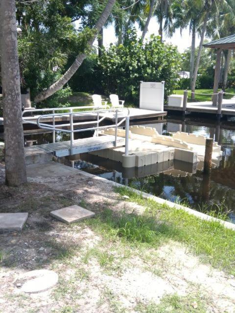 Blue Crab Dock On Gulf Canal Front Close 2 Beach Restaurants Bonita Springs Exterior photo